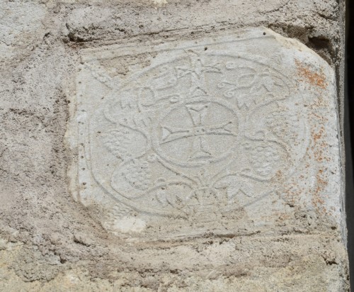 Dado in pietra calcarea
