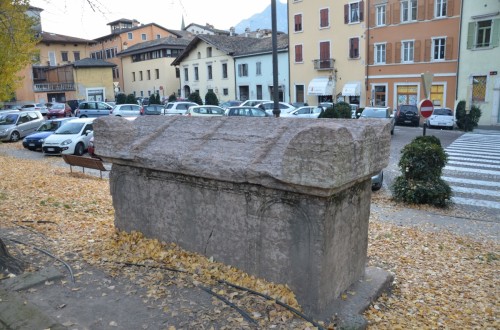 Sarcofago in calcare rosso con coperchio a doppio spiovente 